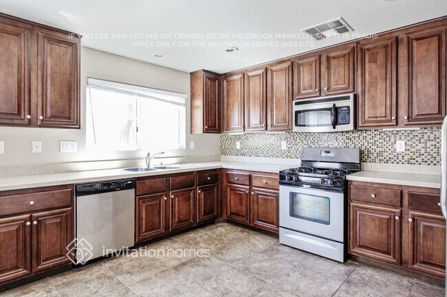 Building Photo - 686 Point Bluff St