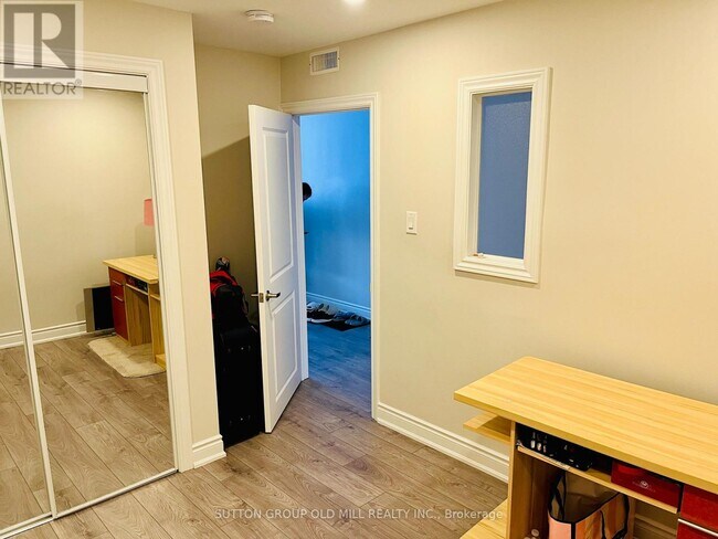 Photo du bâtiment - 1032 Burnhamthorpe Rd E