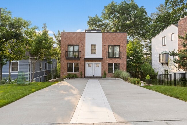 Building Photo - 571 Hillside St