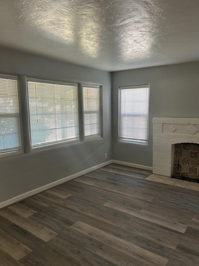 Building Photo - 716 Badgley Dr