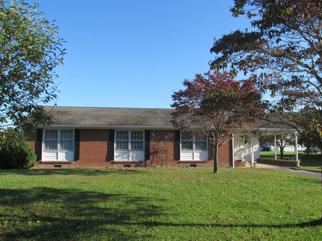 Foto principal - 3 Bed 1 Bath Brick Ranch