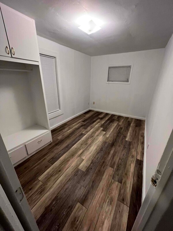 Foto del edificio - 301 N Railroad Ave
