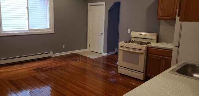 Building Photo - 49 Arch St