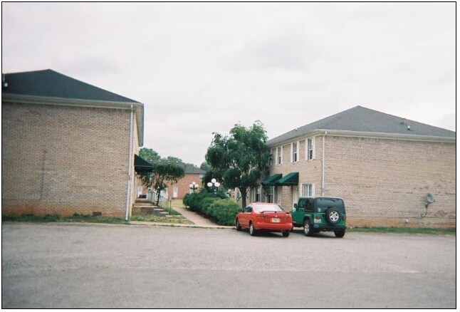 Building Photo - 525 Lost Cir