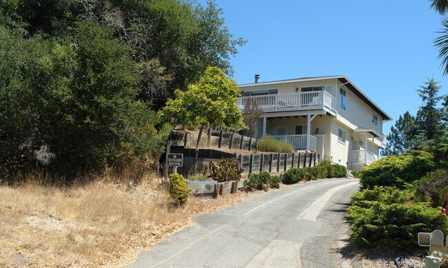 Building Photo - 141 Oak Ln