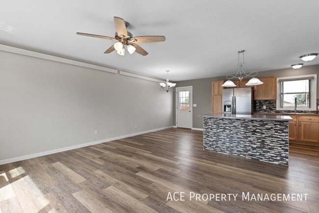 Building Photo - 520 Crazy Horse St