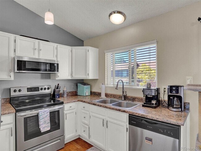 Foto del edificio - Stunning 5 Bed 3 Bath Home!!!