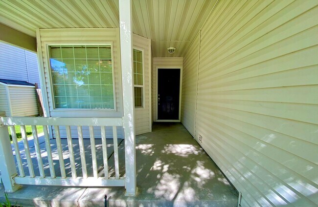 Foto del edificio - 3 bedroom 2 bath Walking Distance to Sage Valley Middle School