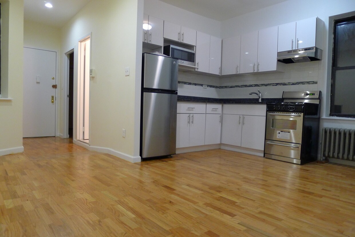 Primary Photo - 327 W 35th St
