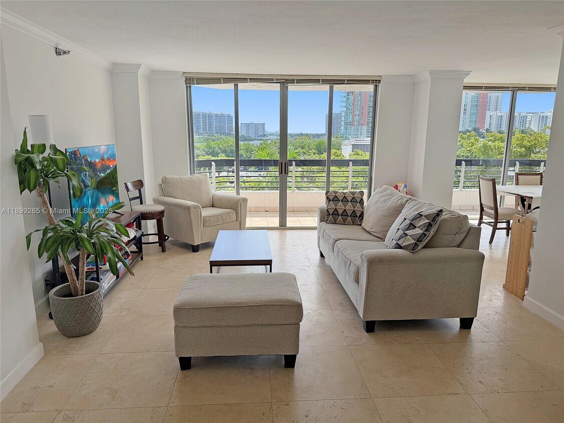 Foto principal - 3400 NE 192 St