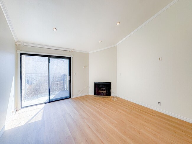 Building Photo - Beautiful 2bd 2ba