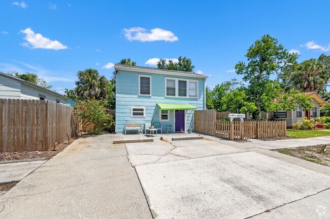 Building Photo - 2501 Oakdale St S