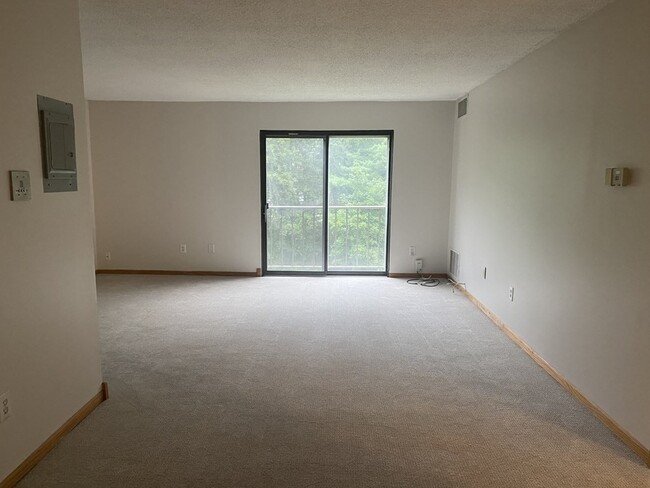Building Photo - 6 Village Way
