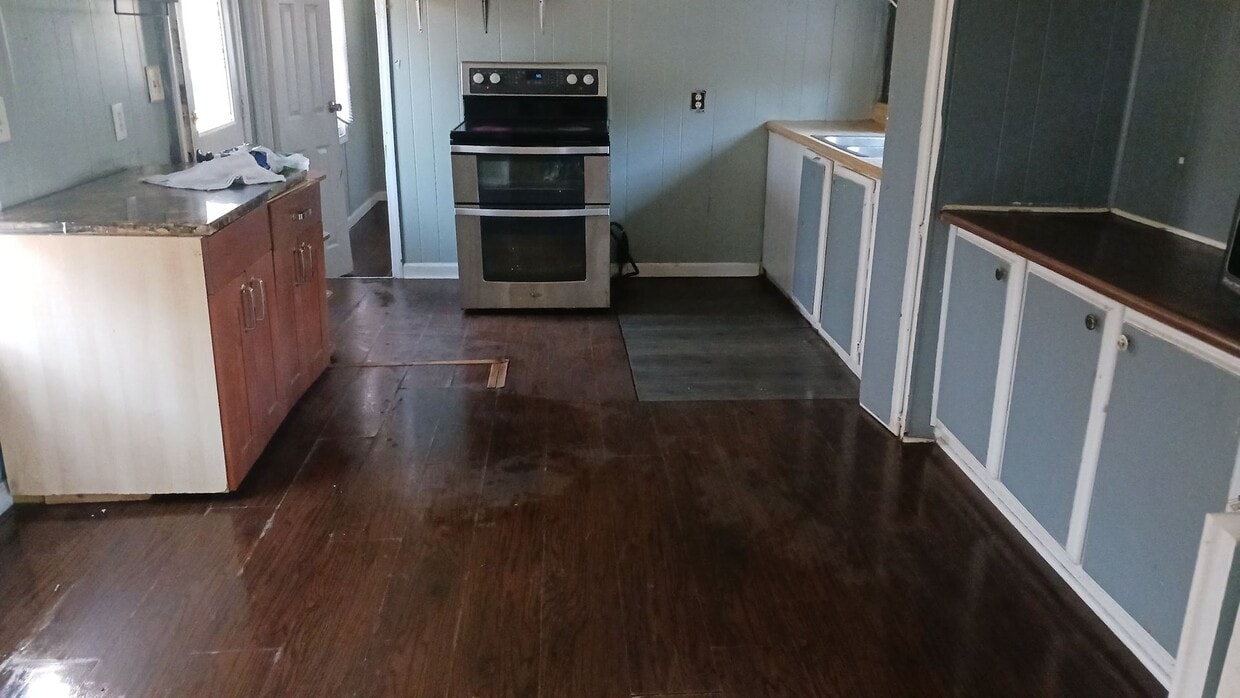 Building Photo - Spacious 2 Bedroom Apartment Available