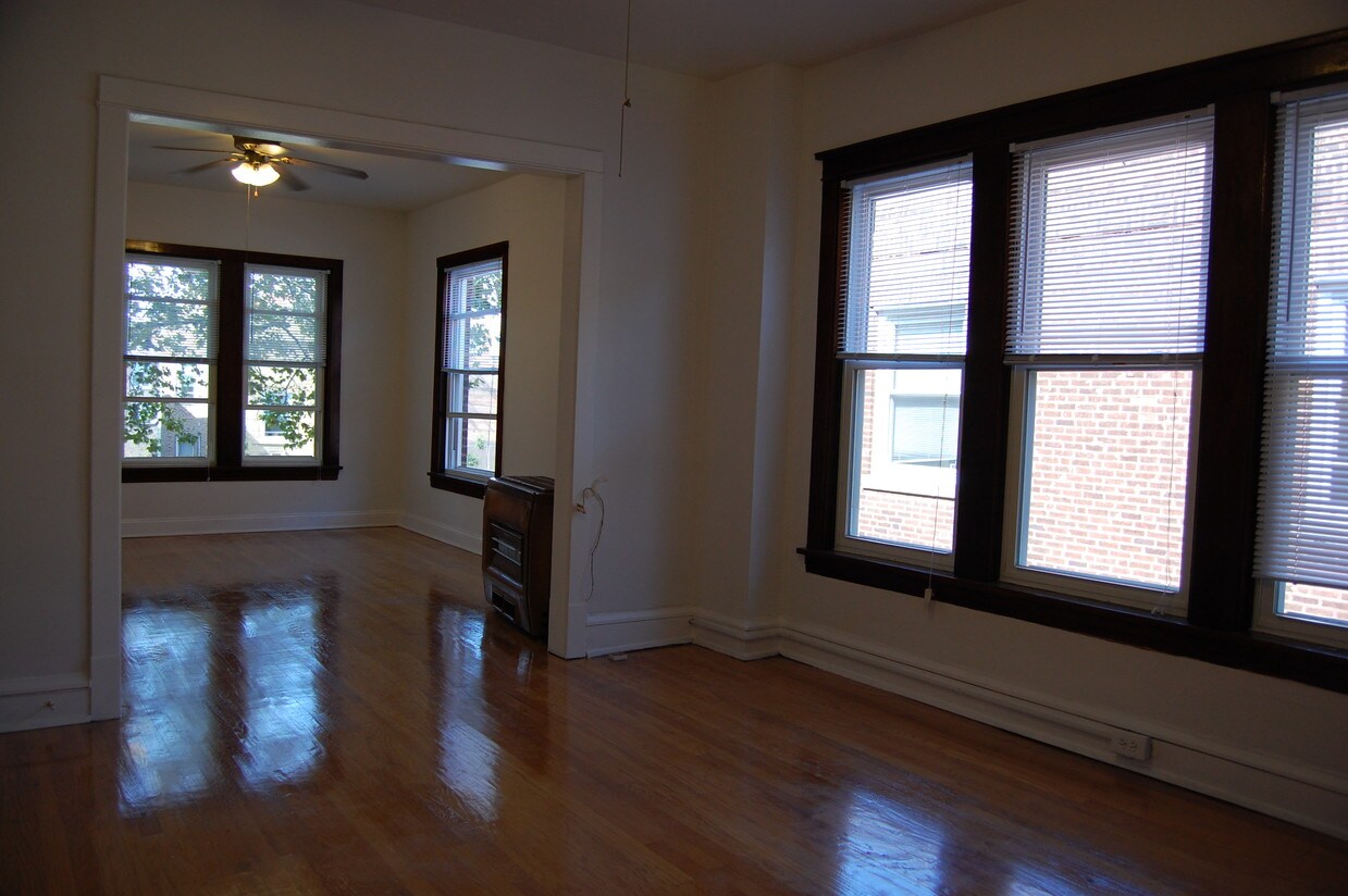 Primary Photo - 4935 N Claremont Ave