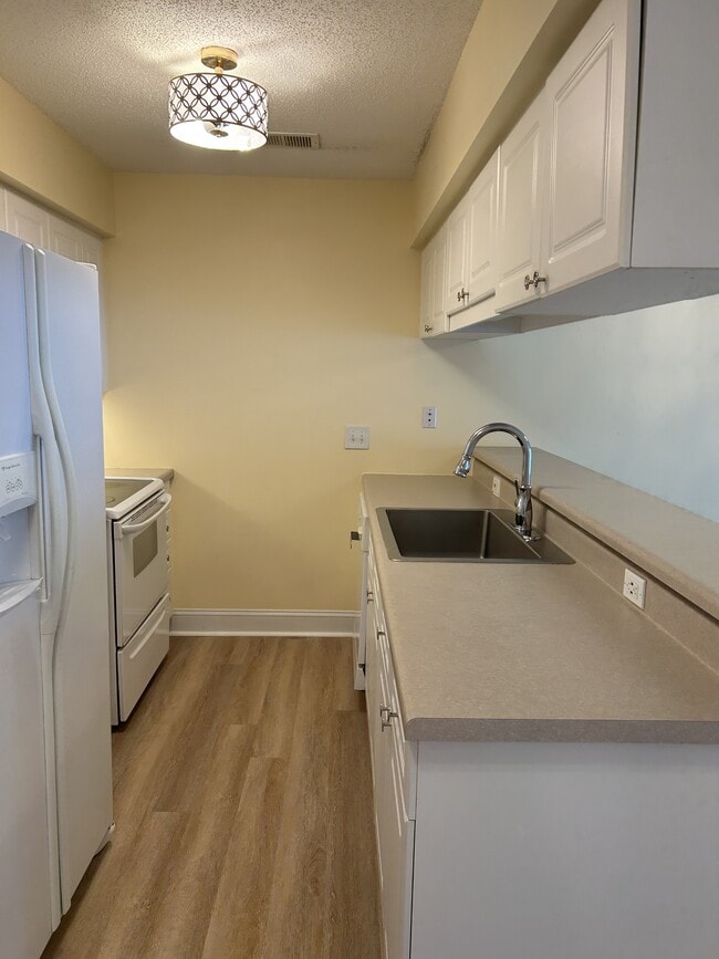 Foto del edificio - 627 Woodmoor Dr
