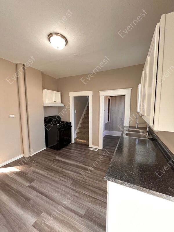 Building Photo - 1390 W Woodruff Ave