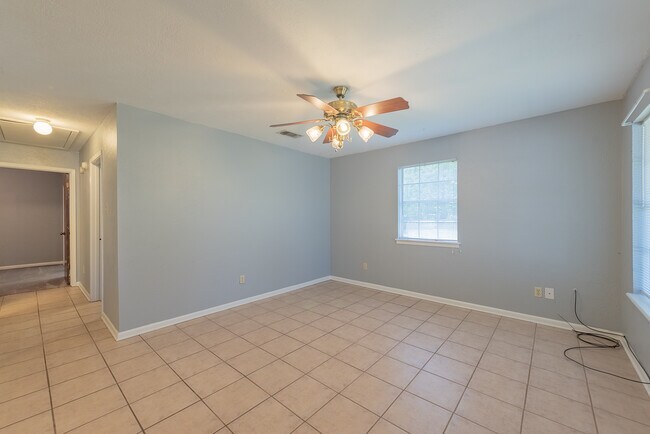 Living Room - 308 Columbia Ct