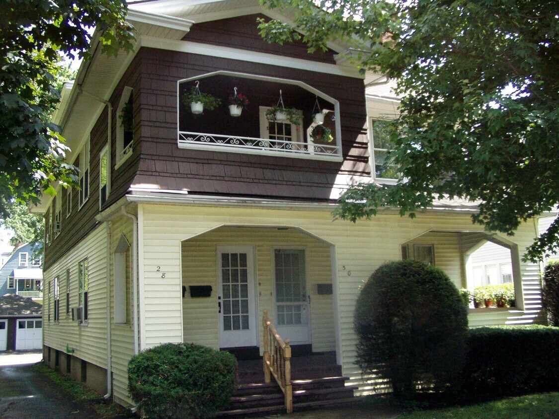 28 Quaker Ln S Unit First Floor, West Hartford, CT 06119 Apartments