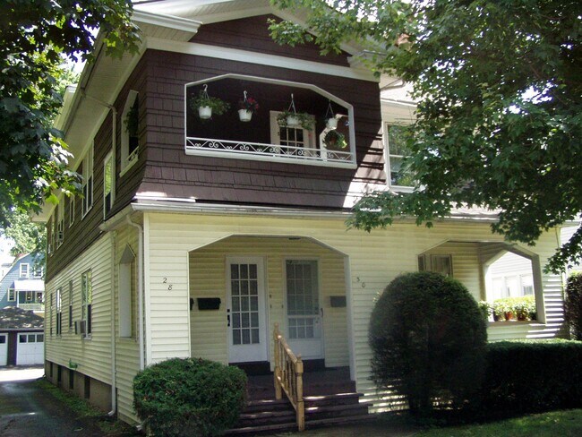 Building Photo - 28 Quaker Ln S