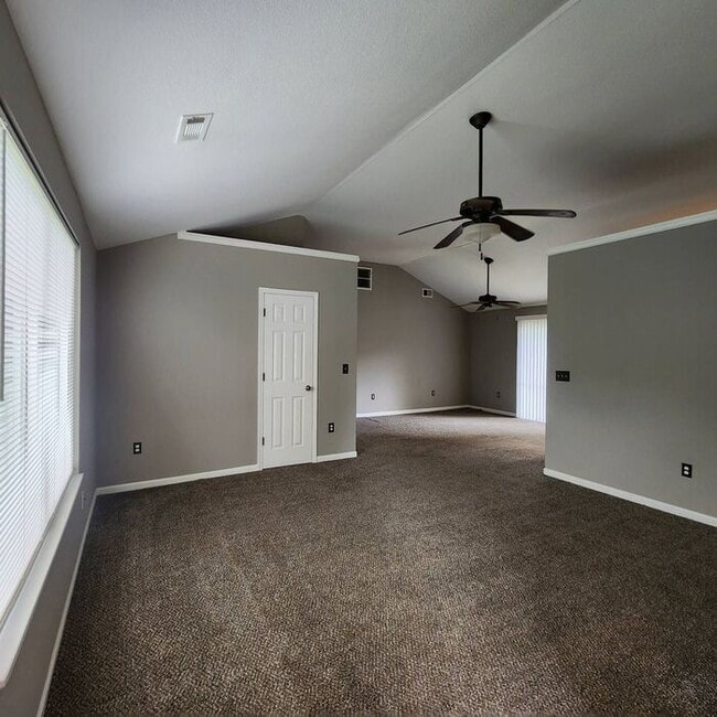 Building Photo - 3 Bedroom, 2 Bathroom home in Oak Grove!!