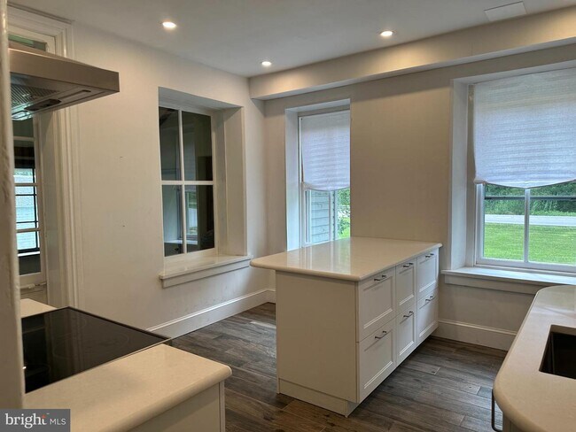Foto del edificio - 851 Bondsville Rd