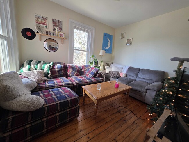 Building Photo - 493 Johnson St