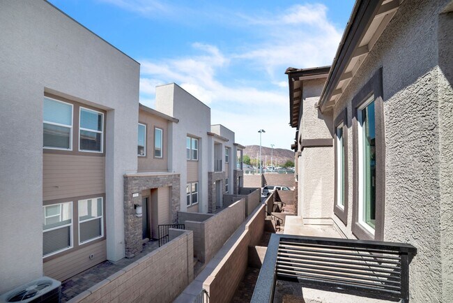 Building Photo - Stunning Home Located in the Desirable Bla...