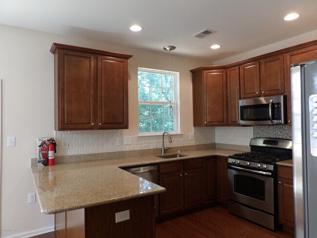 Building Photo - 225 Chickadee Ct