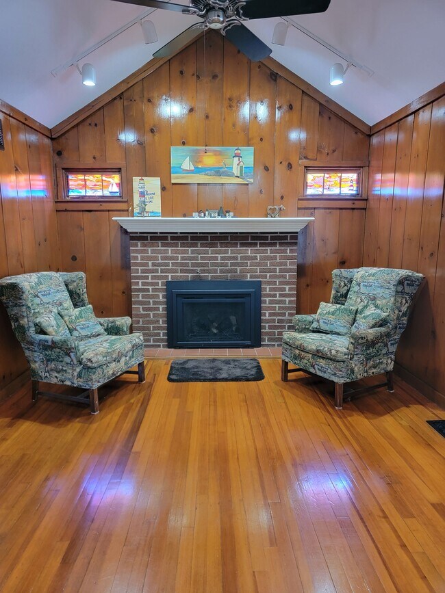 Building Photo - 417 Lakeview Ct
