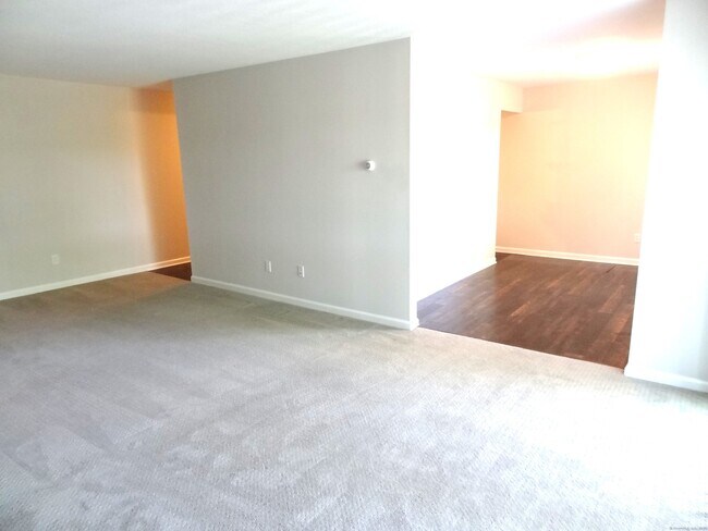Building Photo - 545 Vincellette St