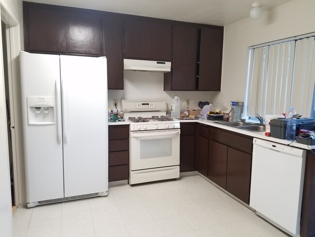 Building Photo - 725 Windwood Dr