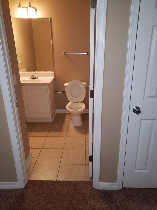 Building Photo - Cute townhome with 3 bd,2.5 bath, with gar...