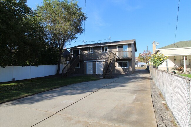Building Photo - 828 E Gordon Ave