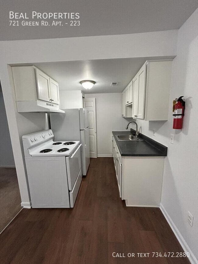 Foto del edificio - 721 Green Rd