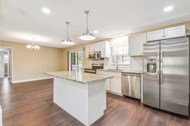 Building Photo - 6419 Cherrycrest Ln