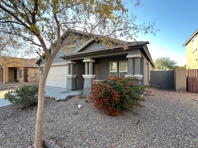 Building Photo - Beautiful 3 bedroom / 2 bathroom home in R...