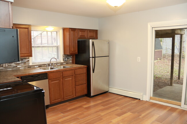 Kitchen - 252 Marcus St SW