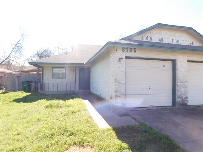 Building Photo - 8705 Piney Point Dr