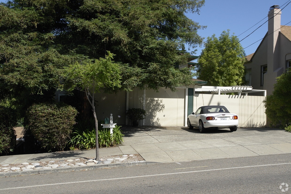 Building Photo - 4075 Lincoln Ave