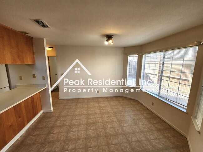 Foto del edificio - A Very Nice Lincoln 3bd/2ba House with 2-Car Garage