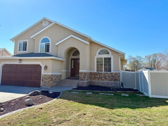 Spacious Living + RV Parking! 3-Bedroom Home with Yard & Garage - Spacious Living + RV Parking! 3-Bedroom Home with Yard & Garage