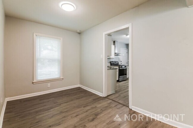 Building Photo - 2118 Norwood Dr