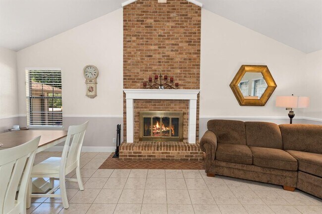 Building Photo - 3502 Santa Monica Dr