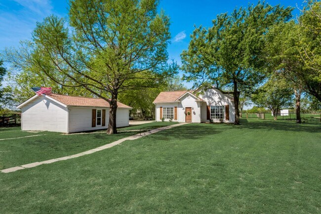 Building Photo - A must see country living home in McKinney...