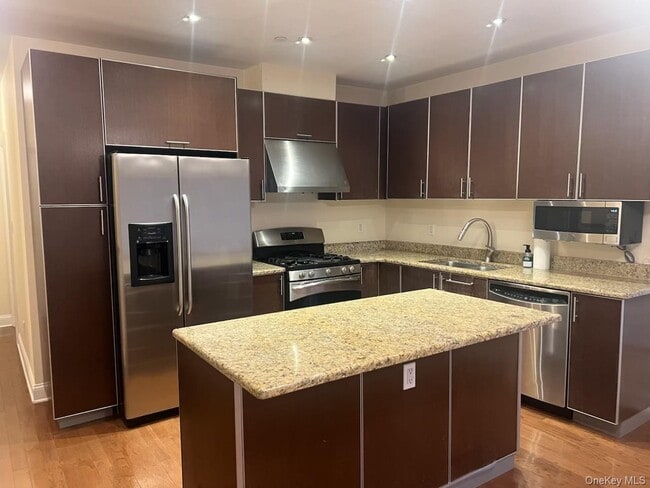 Building Photo - 3-37B Park Cres