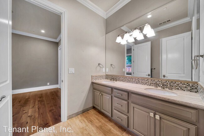 Building Photo - 5 br, 5.5 bath House - 1570 Keesling Ave