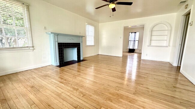 Foto del edificio - Three Bedroom near Campus! Available now!