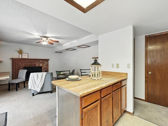 Building Photo - 6290 Pemberton Way