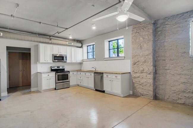 Building Photo - Super Studio Fun-geon